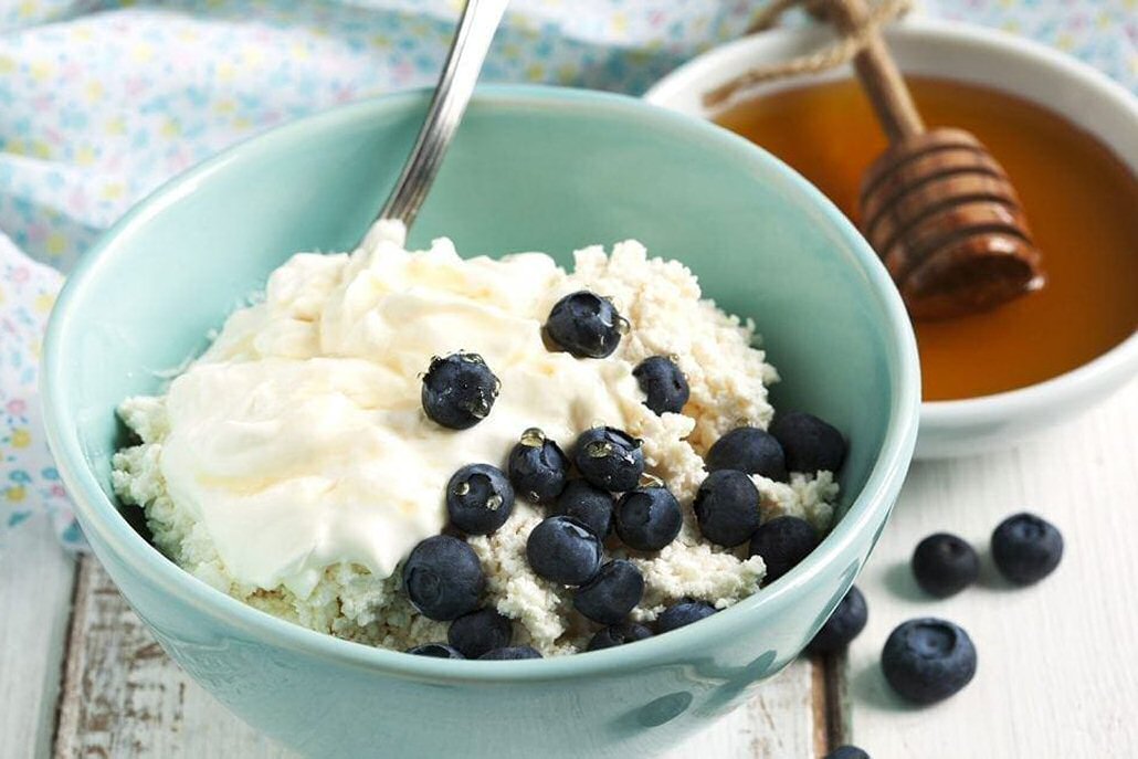 Cottage cheese can be as filling as eggs. So if you don't care for eggs, pair the cottage cheese with cinnamon, nuts, fruit, or seeds. #NoEggs #CottageCheese #AddFruit #HealthyProtein